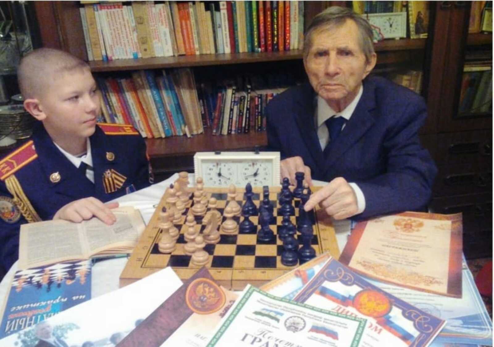 Александр ДОДОНОВ до 79 лет преподавал шахматы в сибайских школах
