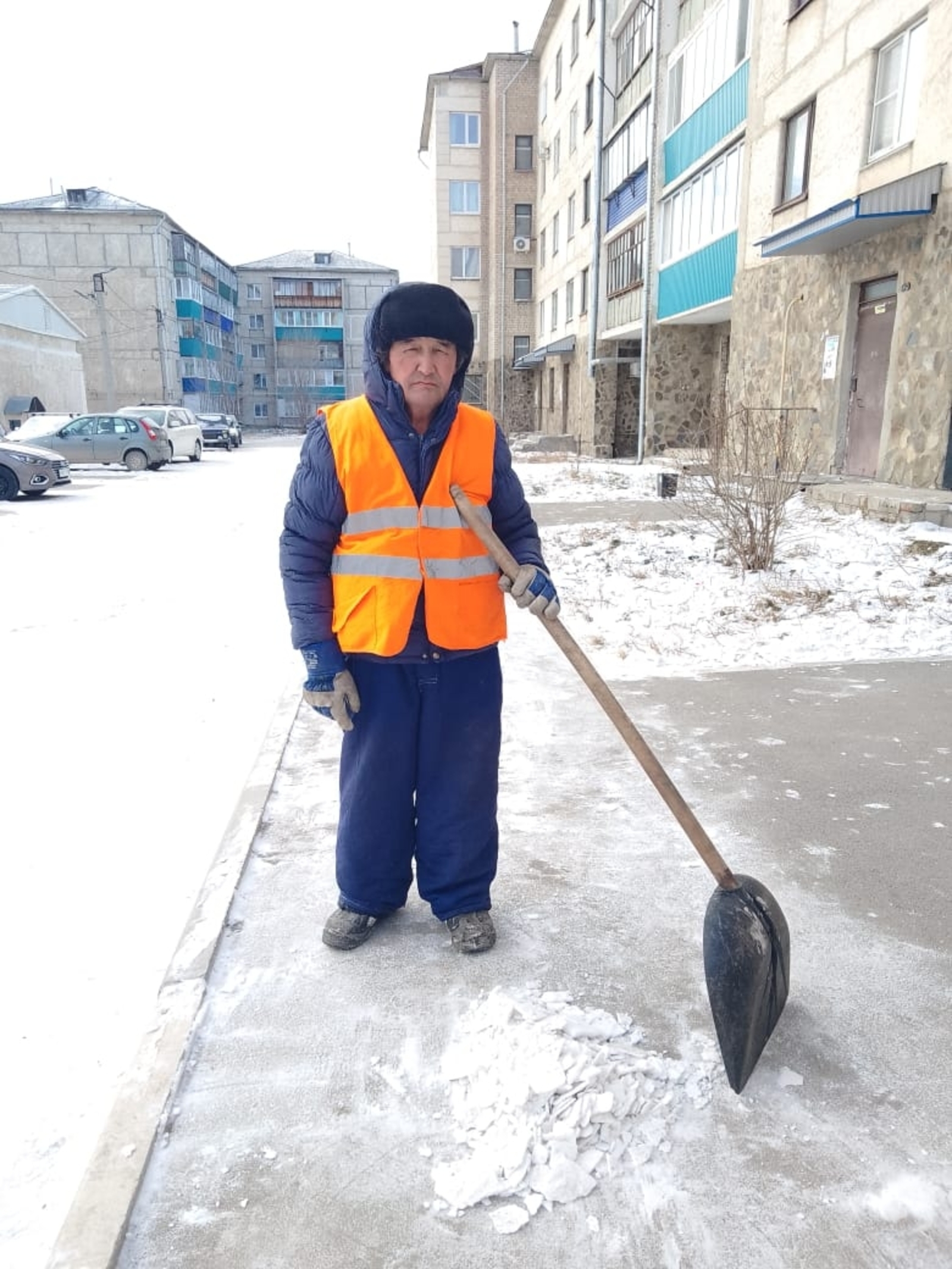 Поднимает дворник настроение