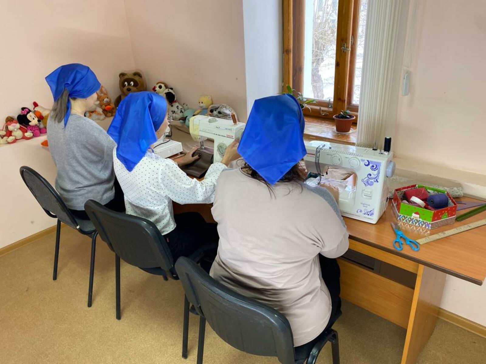 В центре "Семья" жены мобилизованных учатся шить балаклавы
