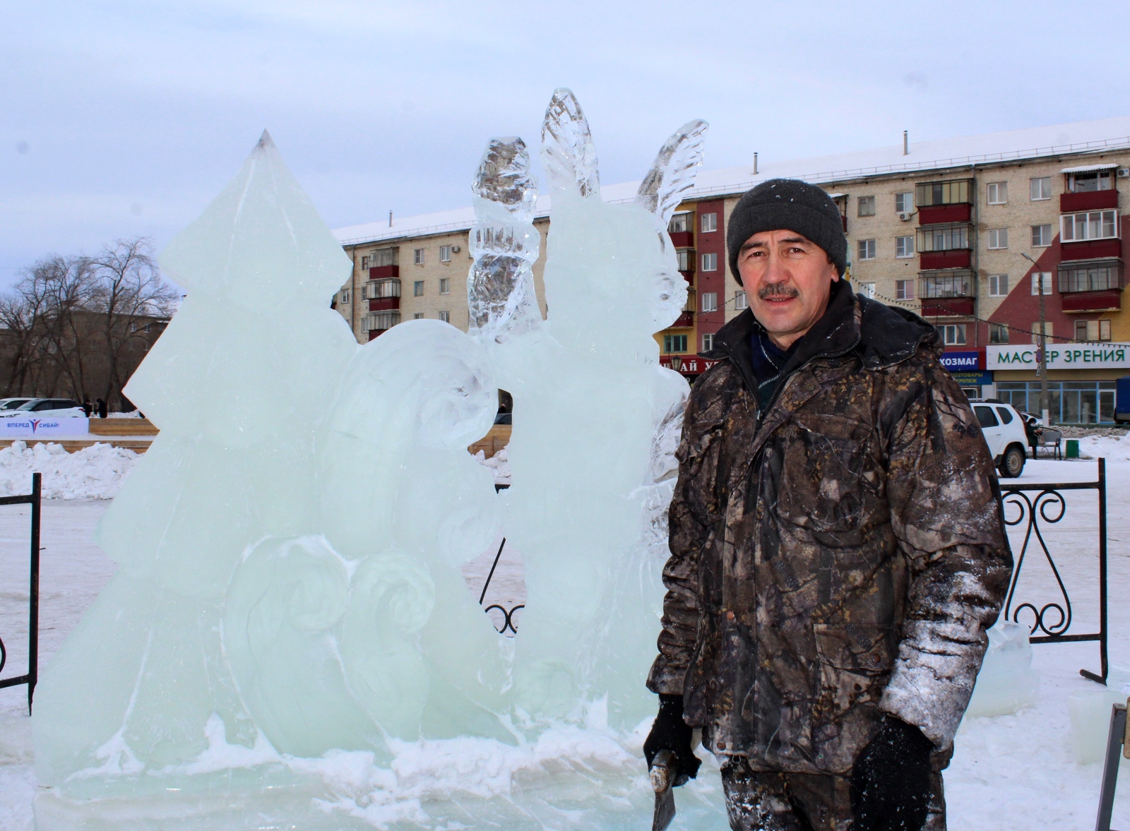 Ледяные скульптуры на новогодней площади