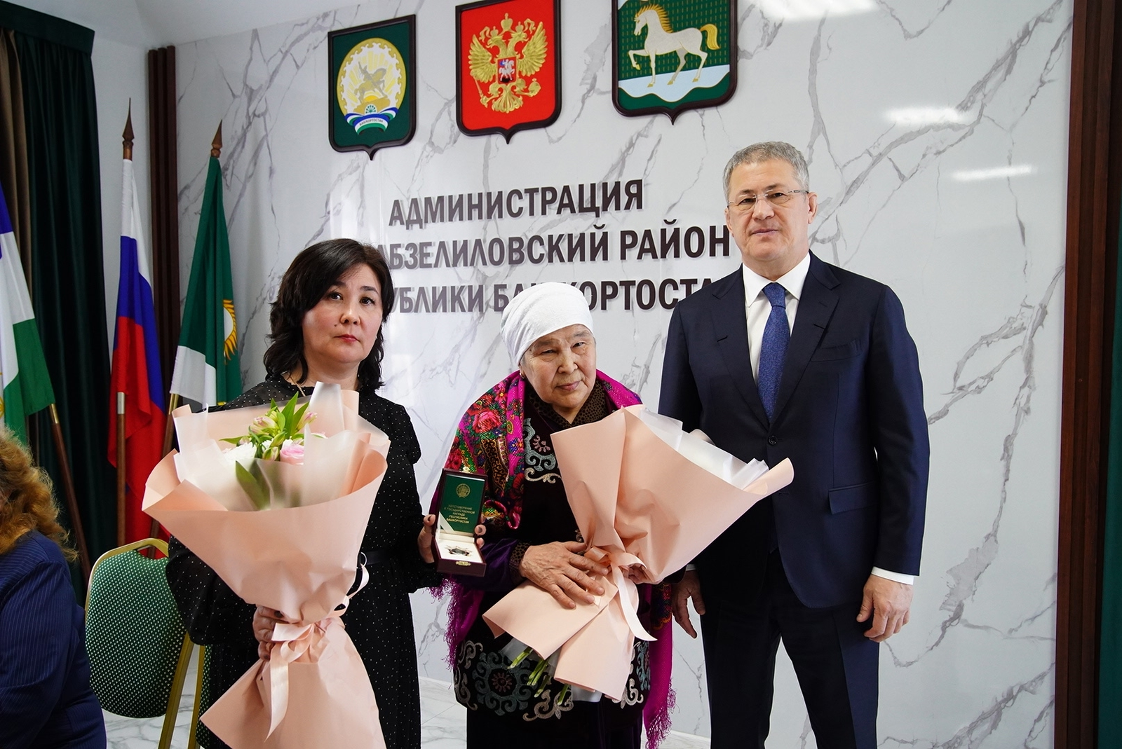 Глава РБ передал награды погибших бойцов семьям