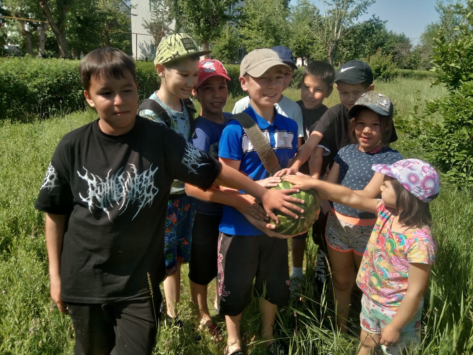 Каникулы: в деревню к бабушке или в загородный лагерь
