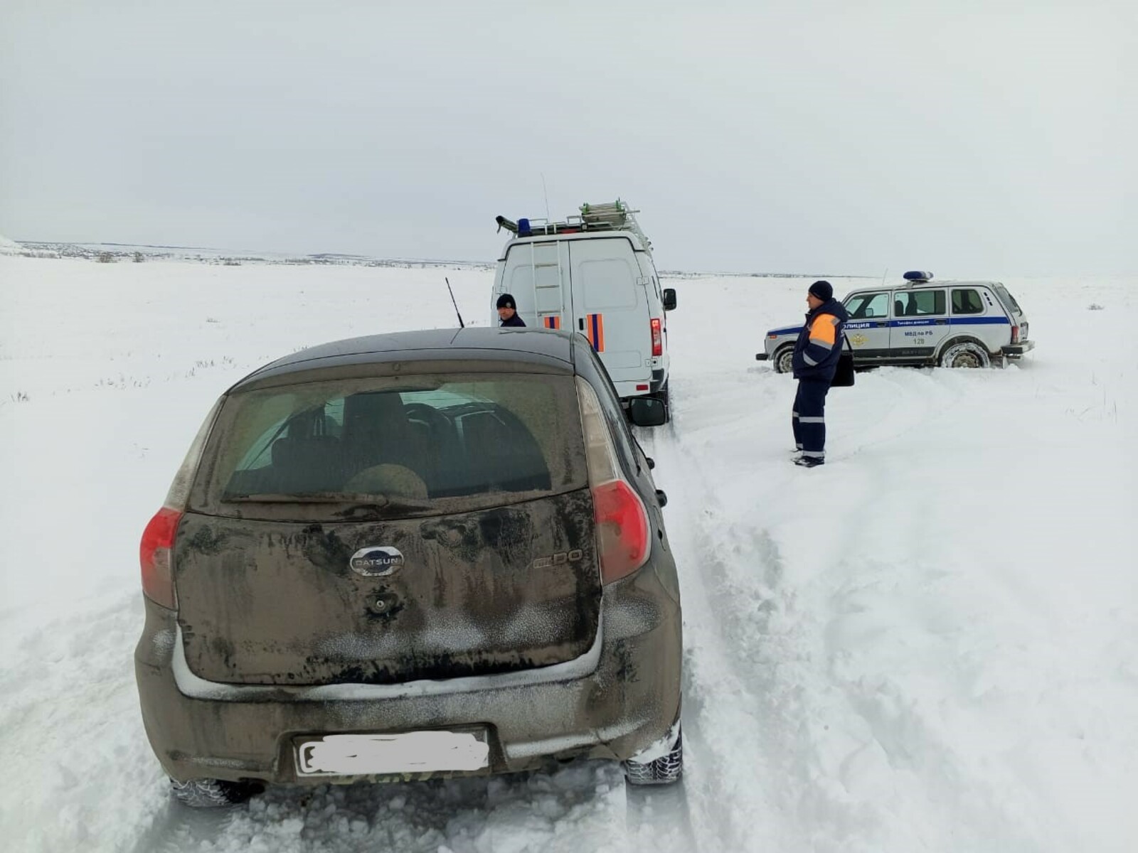 Сибайские спасатели вытащили семью из снежного плена