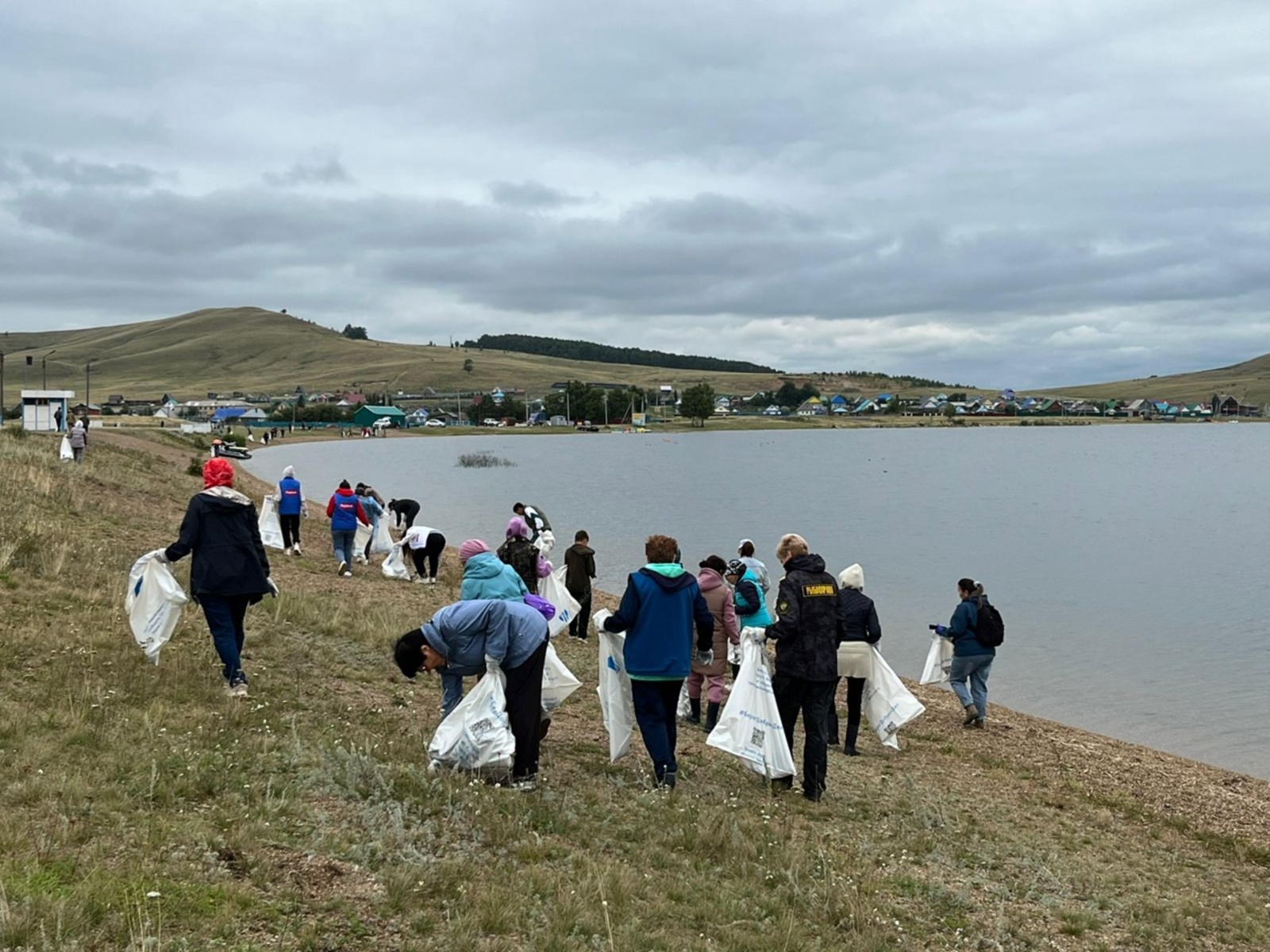 Сибайцы приняли участие в очистке озера Талкас