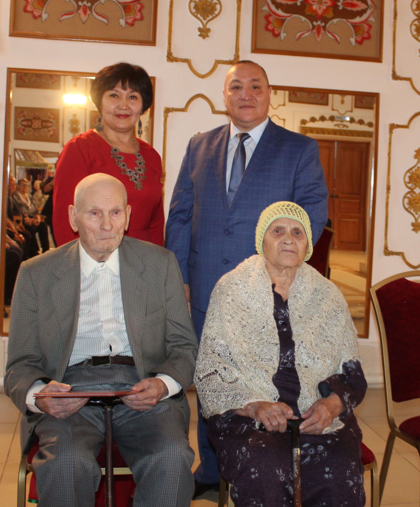 В Сибае 90-летних супругов поздравили с благодатной свадьбой