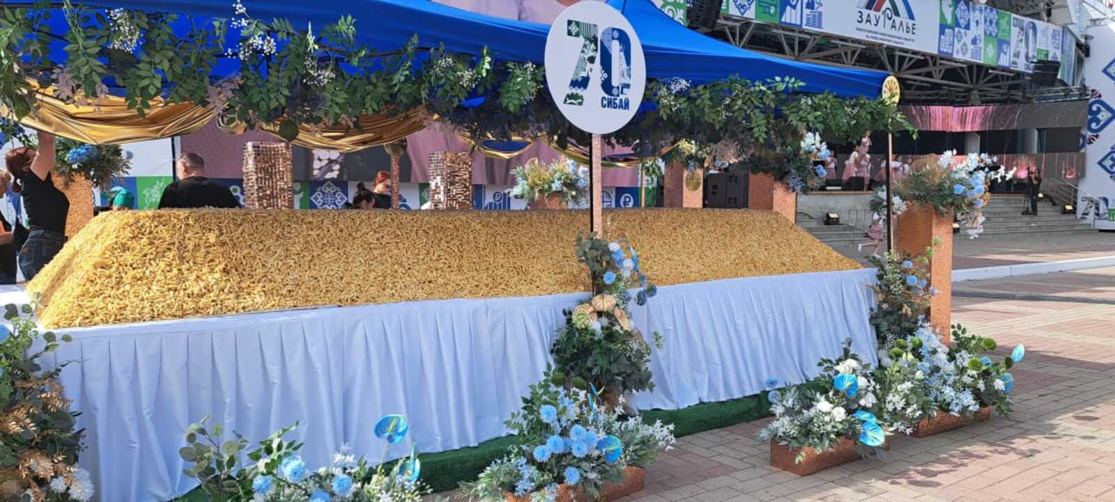 Огромный чак-чак изготовили к юбилею Сибая