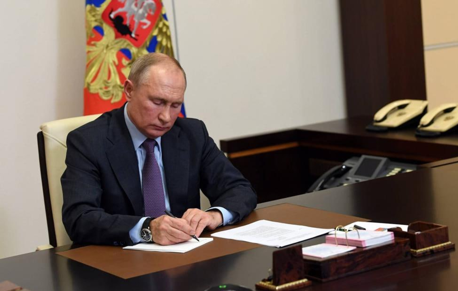 Обязаны заключать договора