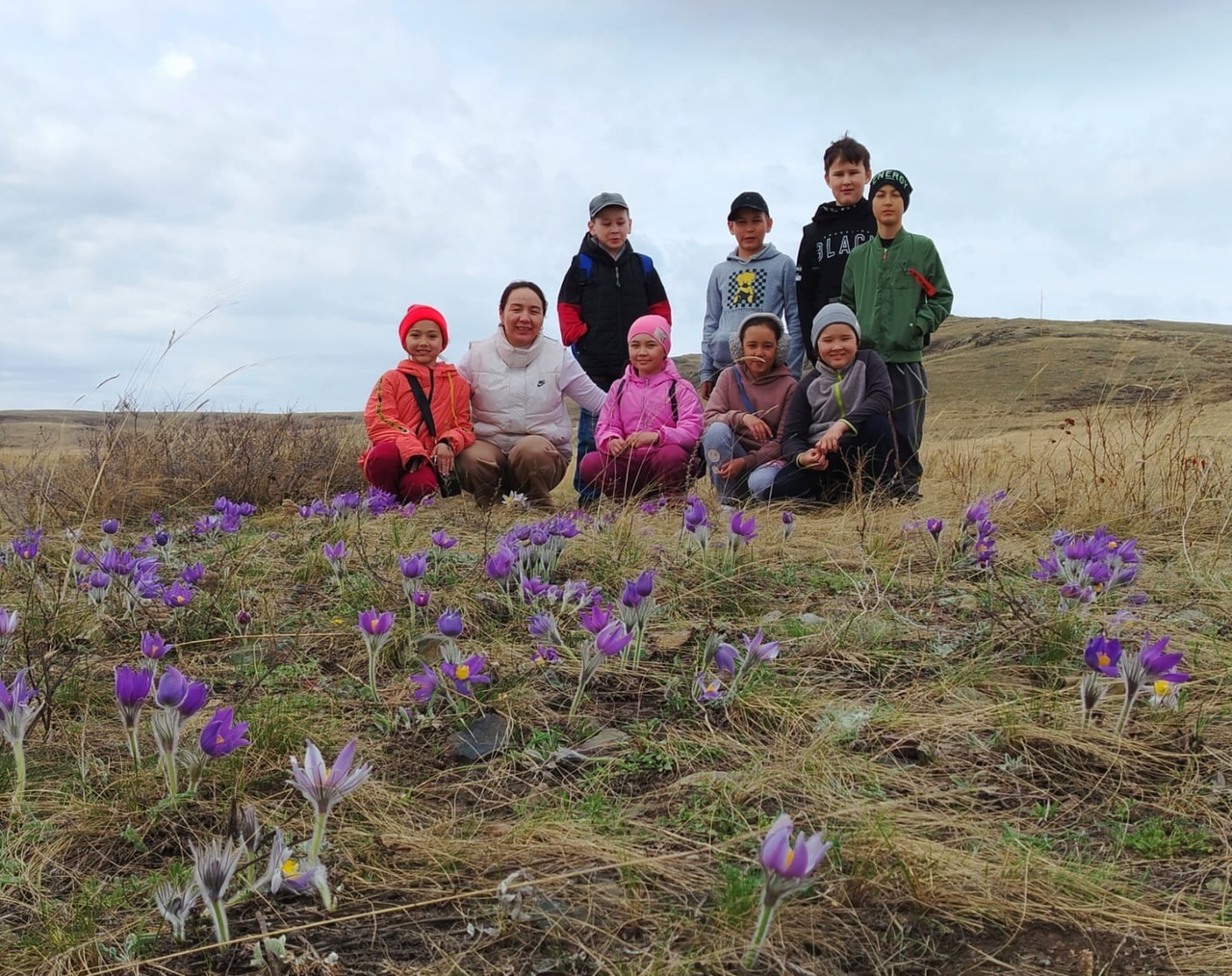 Учит любить и охранять природу