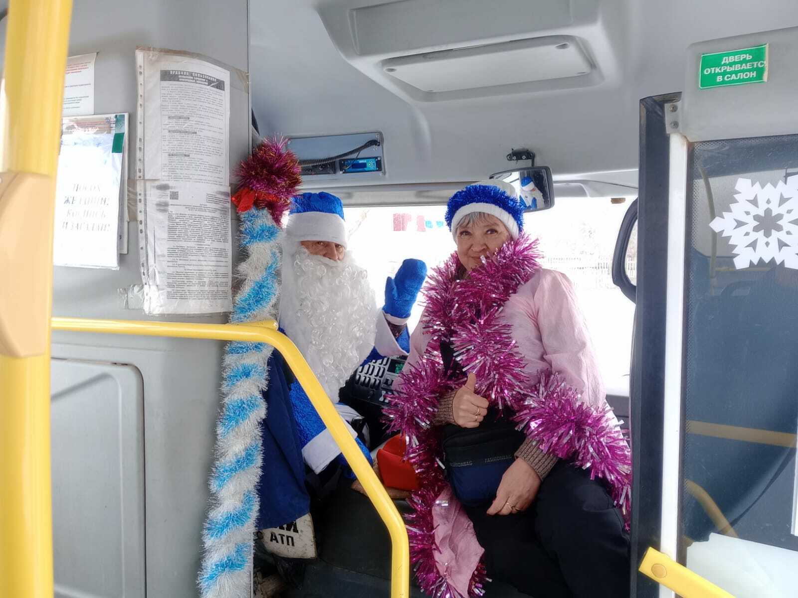 Дед Мороз за рулем пассажирского сибайского автобуса