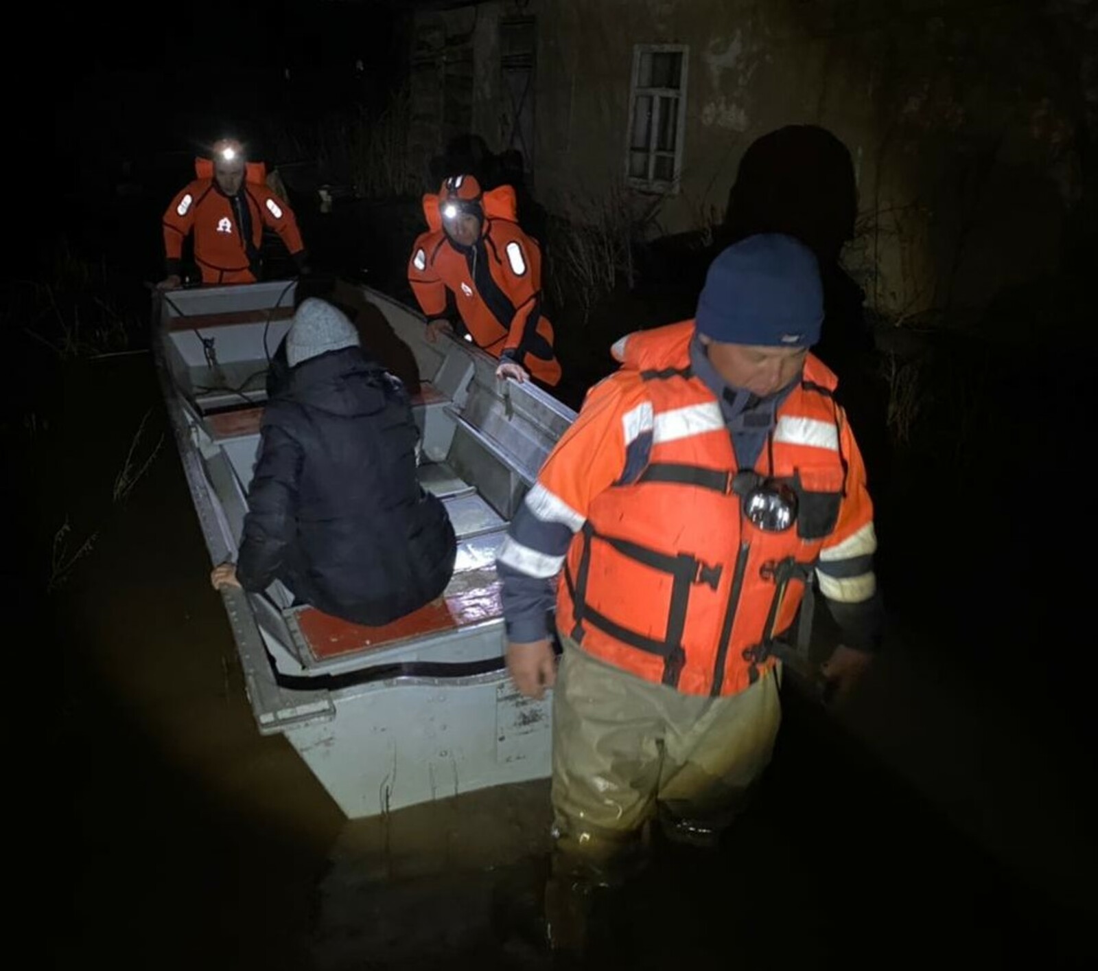 Сибайские спасатели в половодье помогают жителям Хайбуллинского района
