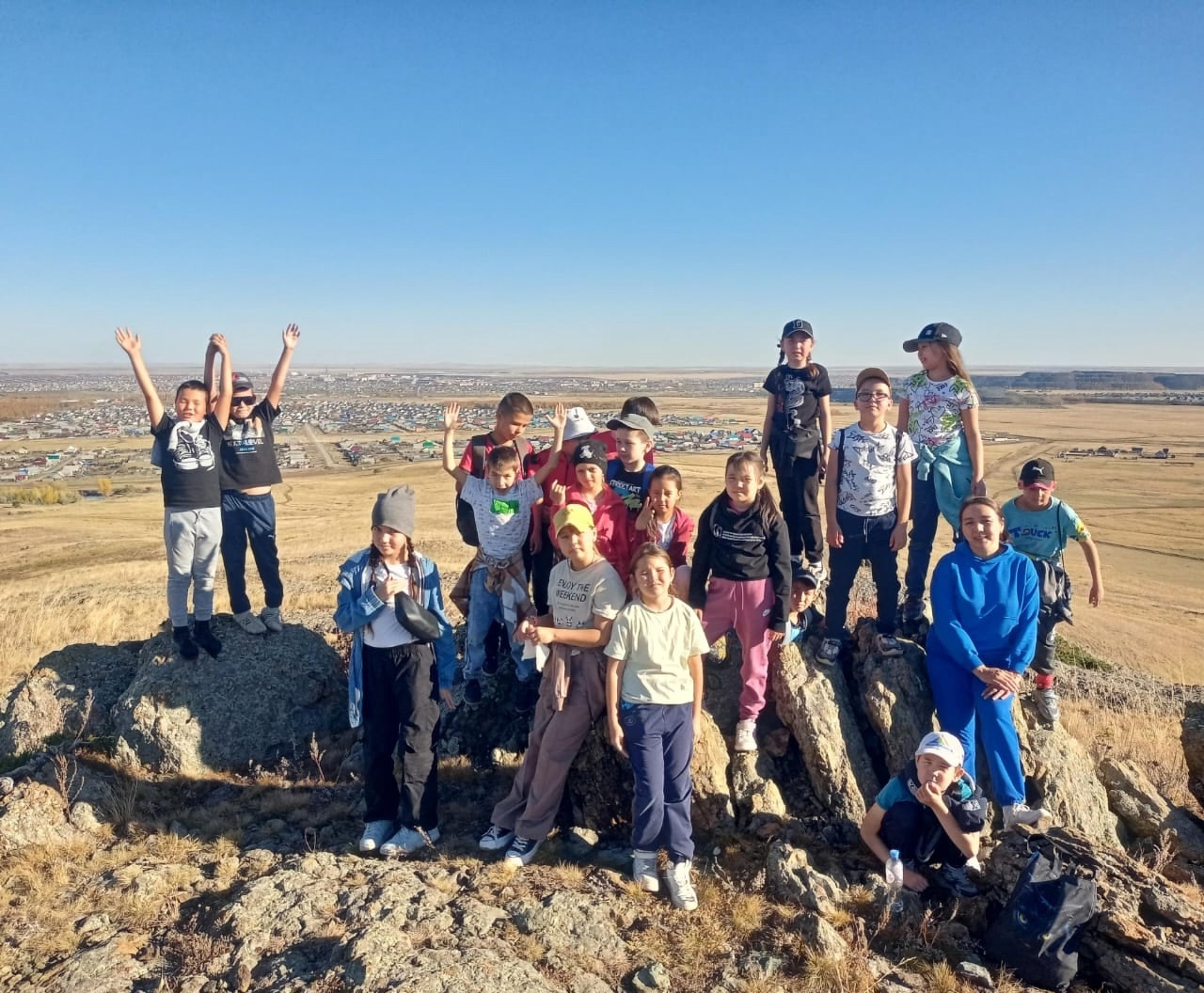 Учит любить и охранять природу