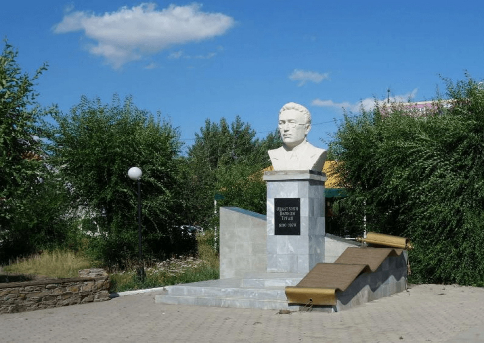 Памятник Ахмет-Заки Валиди - на реставрации