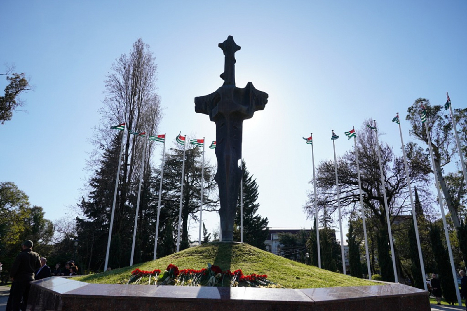 Радий Хабиров и Аслан Бжания возложили цветы к Мемориалу Славы в Сухуме