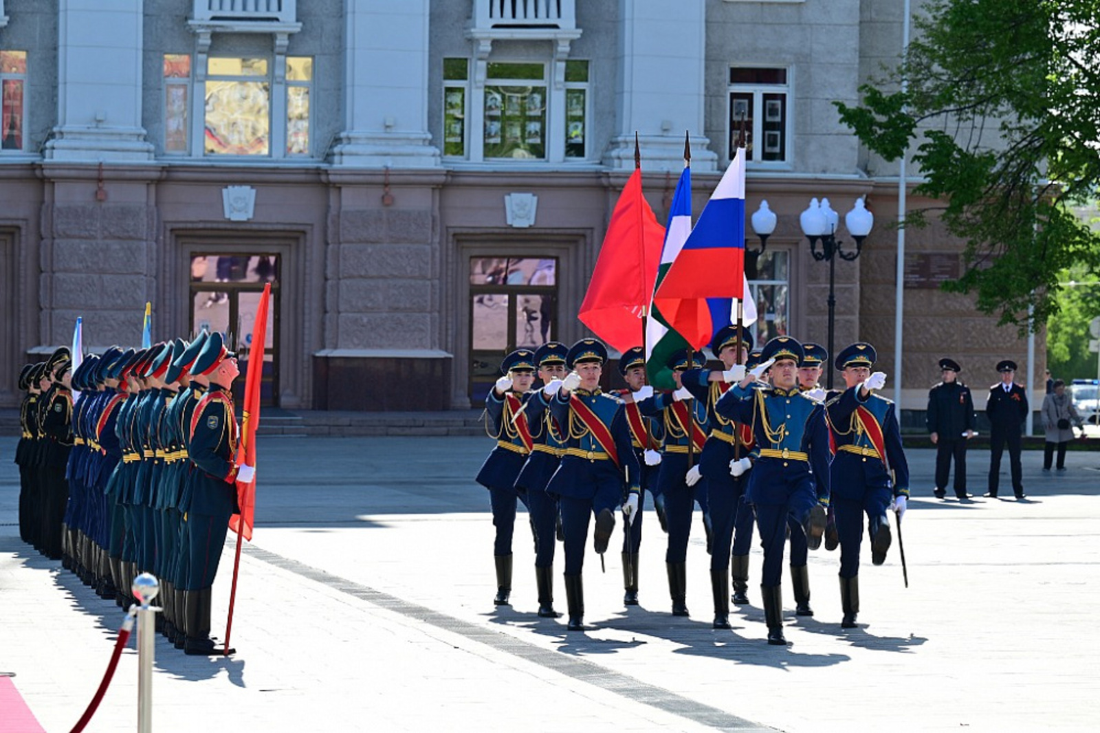 Радий Хабиров в День Победы поздравил всех с праздником и возложил цветы к памятнику Минигали Шаймуратову