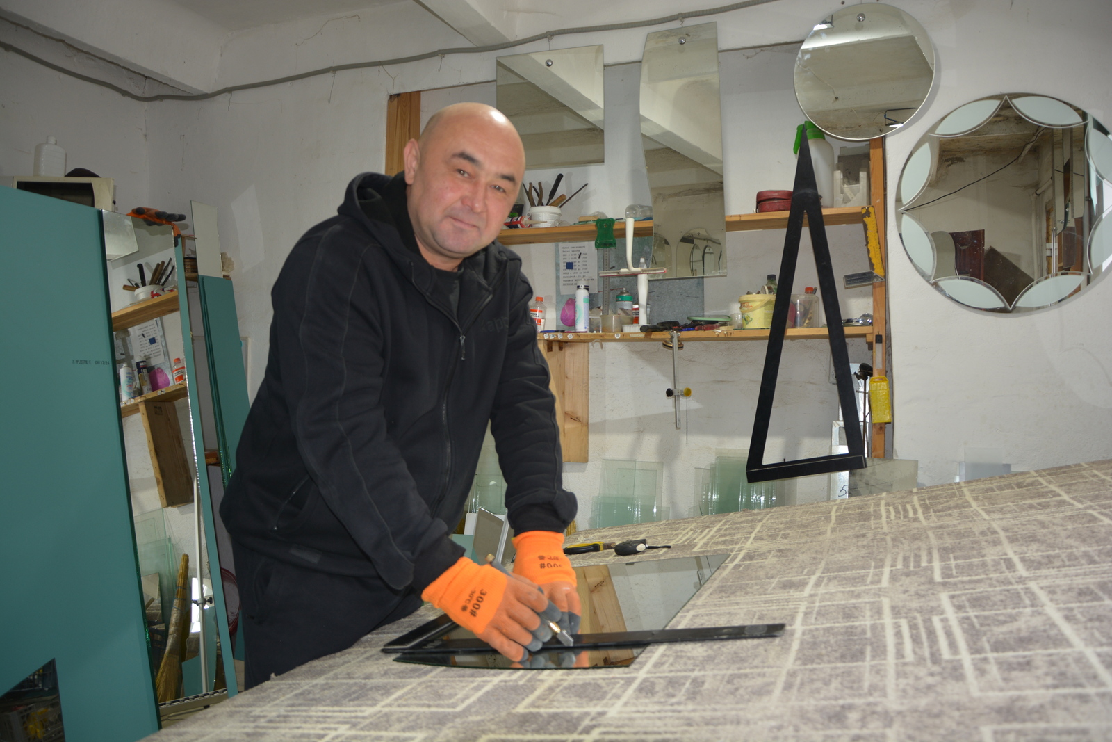 Мастер стеклорезного дела из Сибая