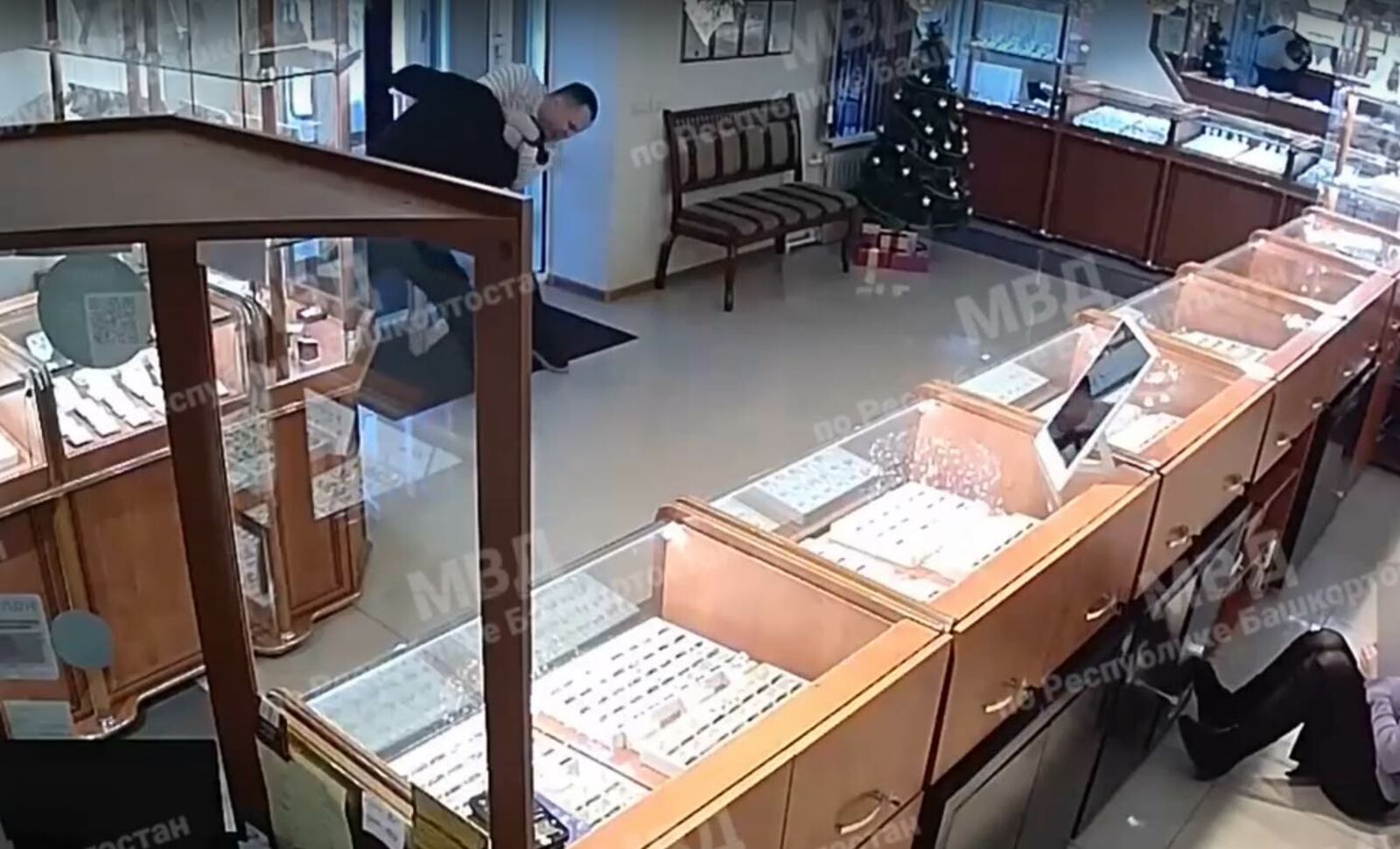 Директор сибайского ювелирного магазина задержал вооруженного грабителя