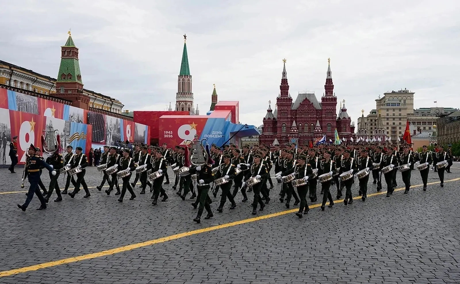 Президент объяснил отсутствие военной техники на параде Победы