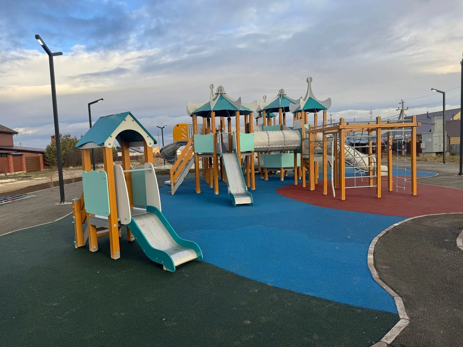 Появилась новая комплексная детская площадка