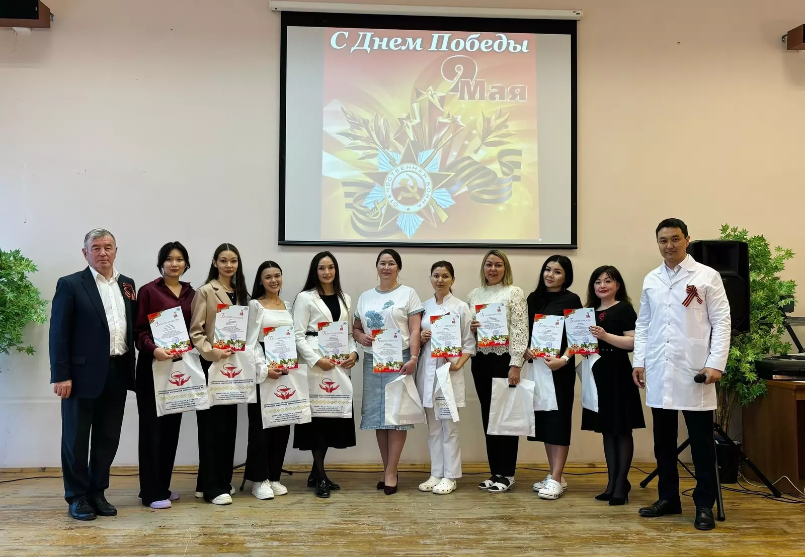 Оказывали помощь раненым солдатам