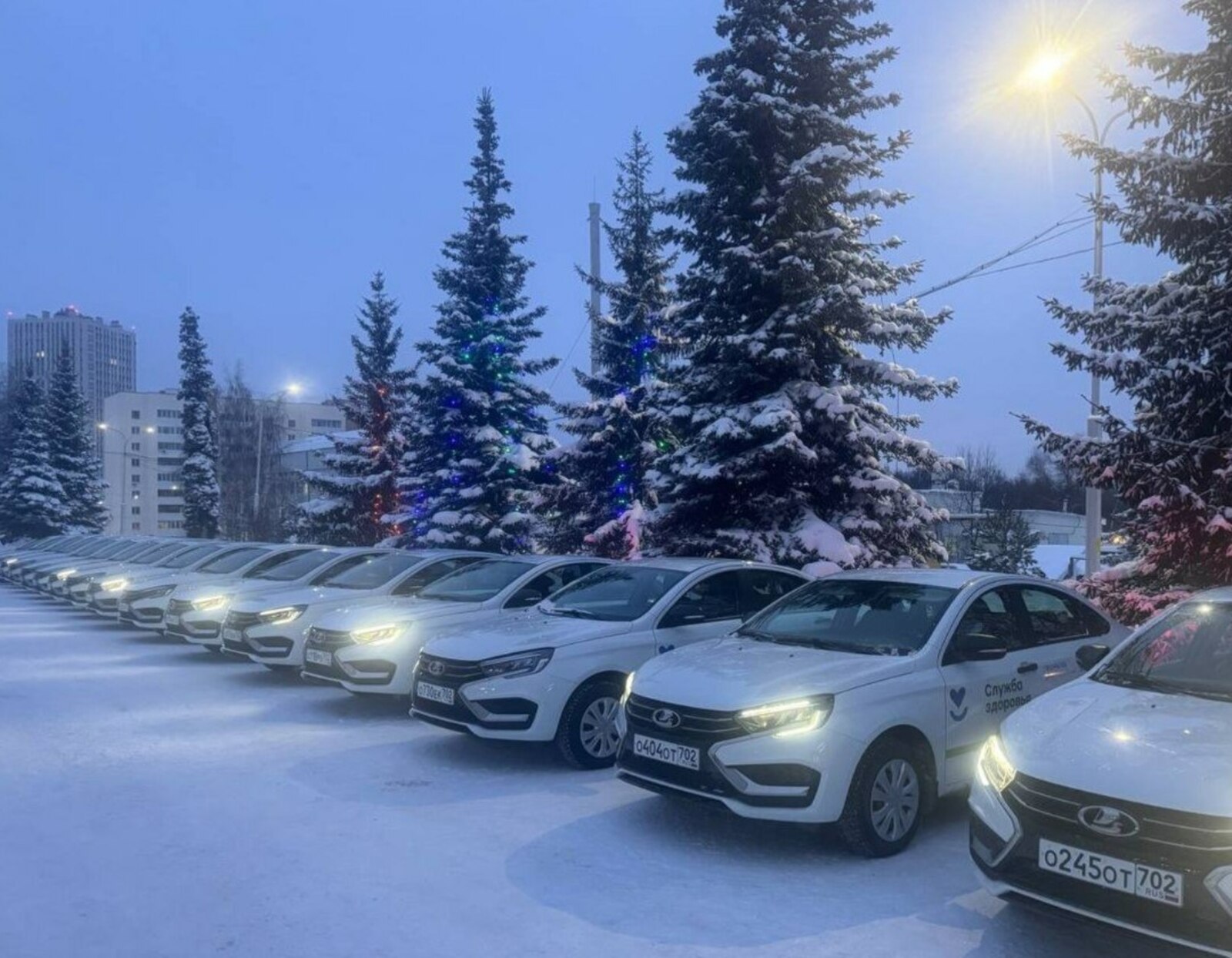 14 городских и районных больниц получили новые автомобили