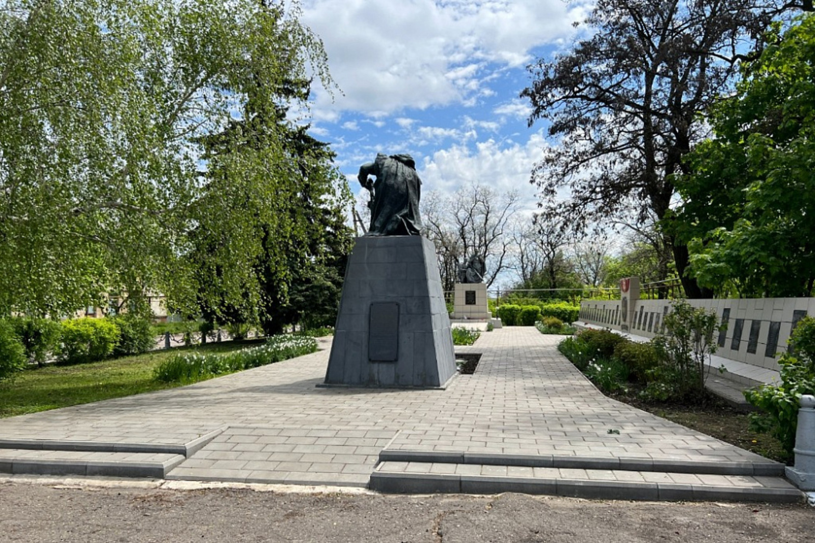 В городе Петровское Луганской Народной Республики открыли обелиск в честь погибших воинов 112-й Башкавдивизии