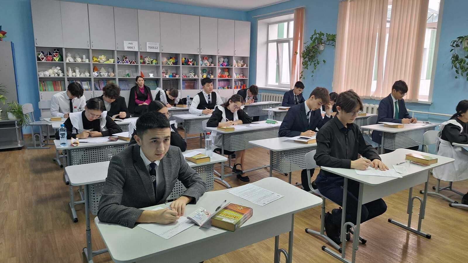 Одиннадцатиклассники Сибая пишут итоговое сочинение