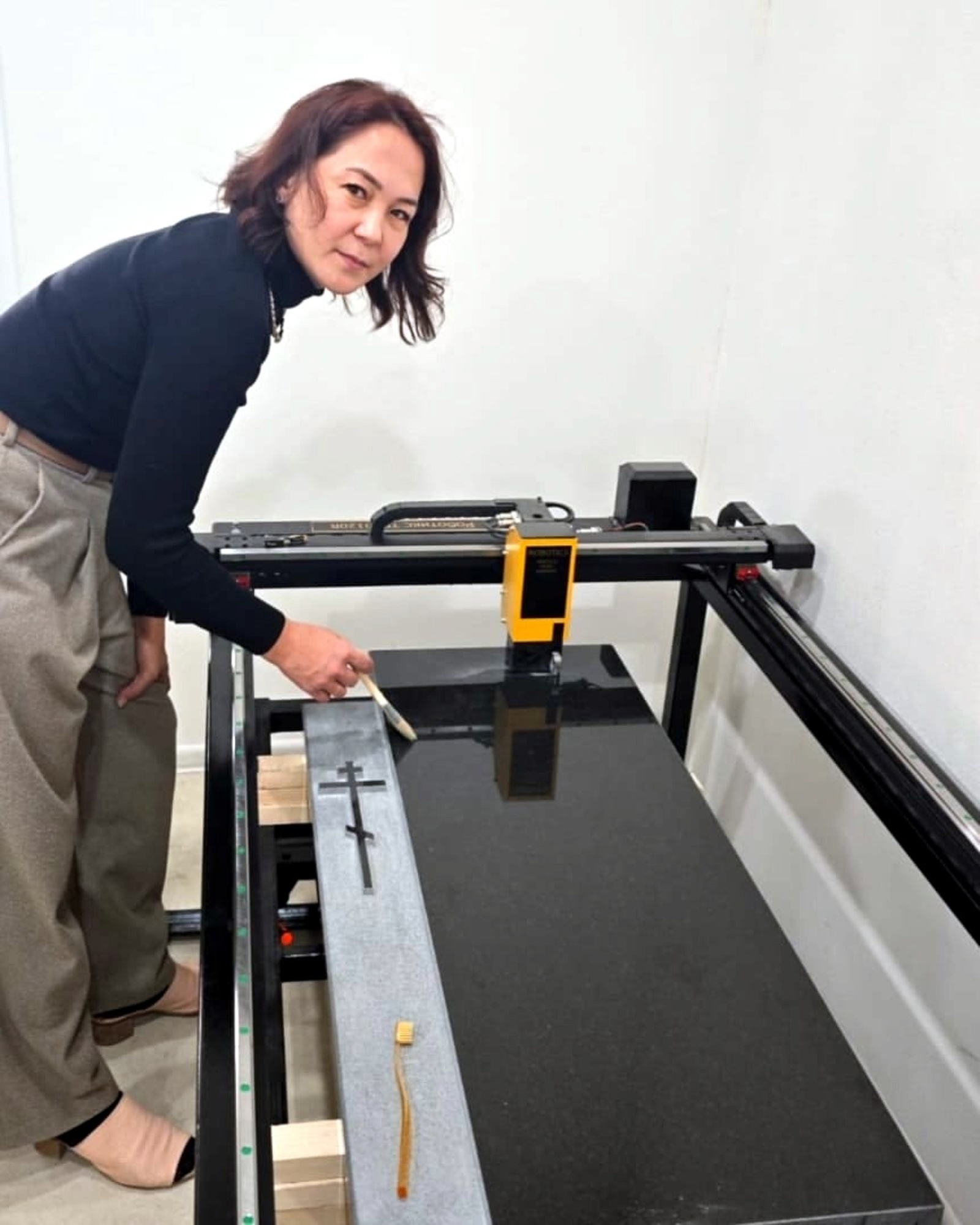 Развивает услугу - нанесение гравировки на памятники