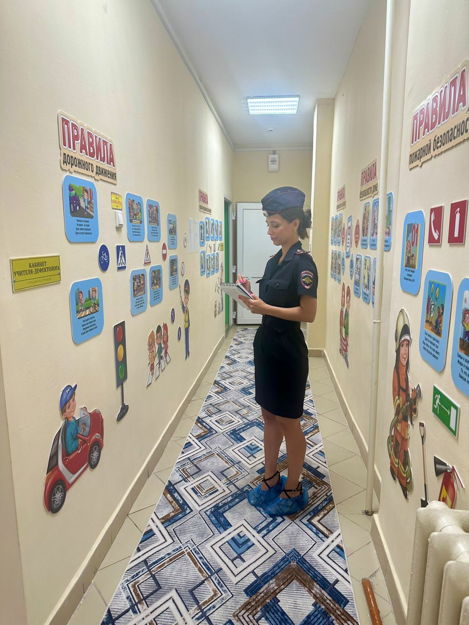 Инспектор ГИБДД проверяет безопасность учреждений образования