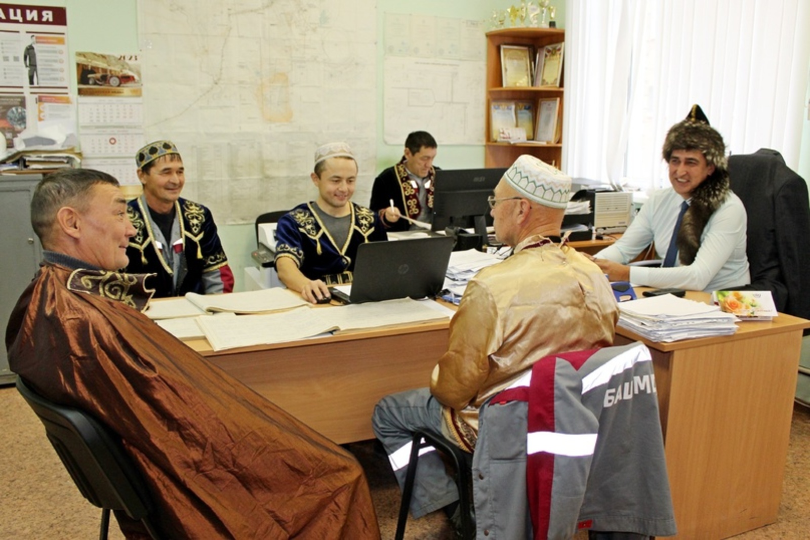 Работники ООО "Башмедь" пришли на работу в национальных костюмах