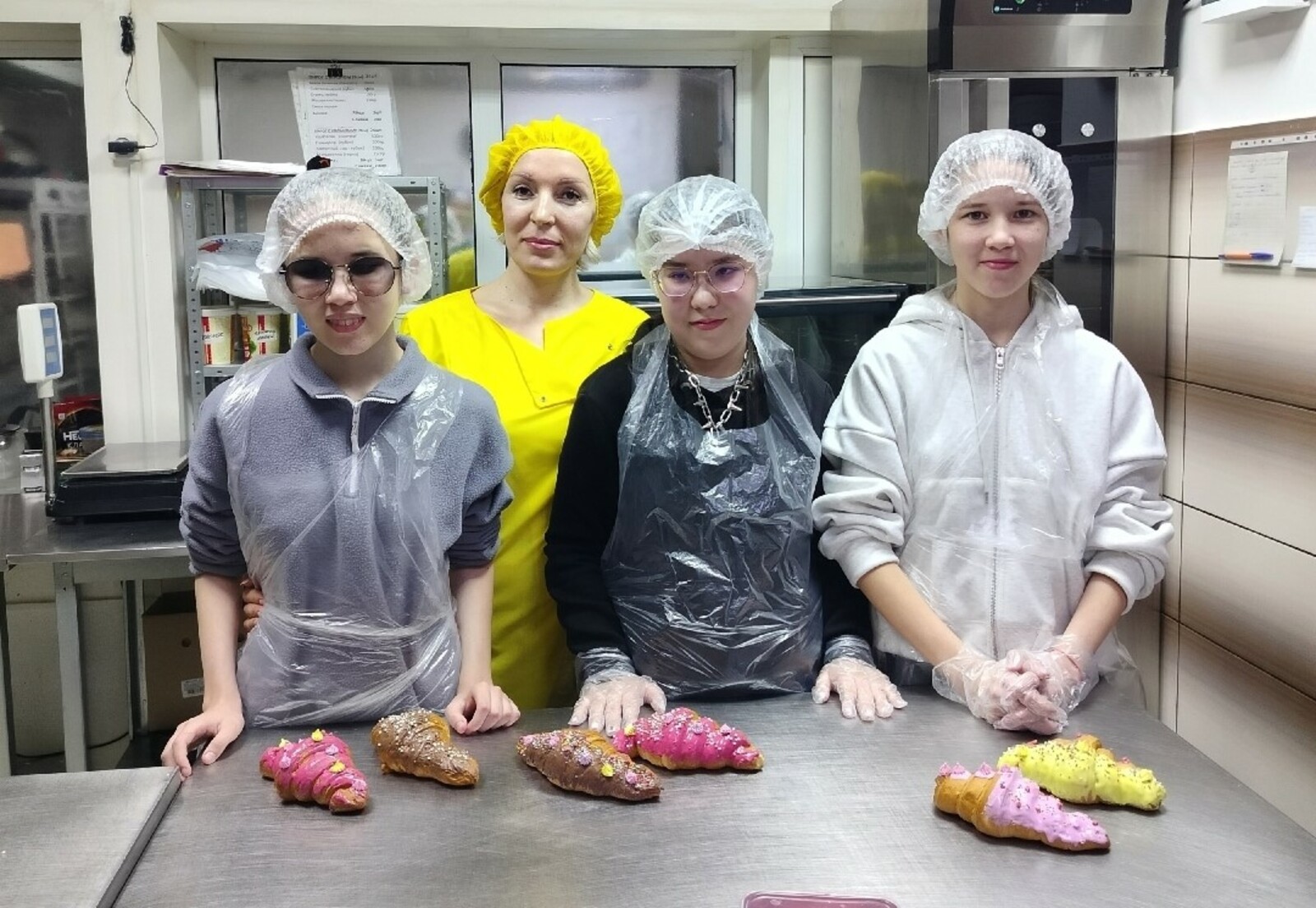 В пекарне школьницы научили украшать круассаны