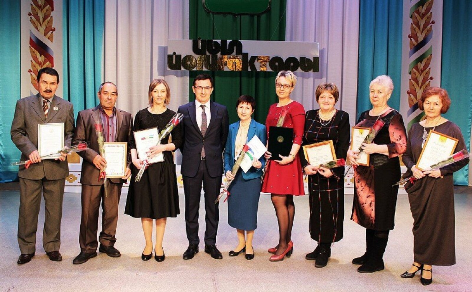 Заместитель руководителя Администрации Главы РБ Ринат Баширов  вручил российские и республиканские  награды сибайцам.