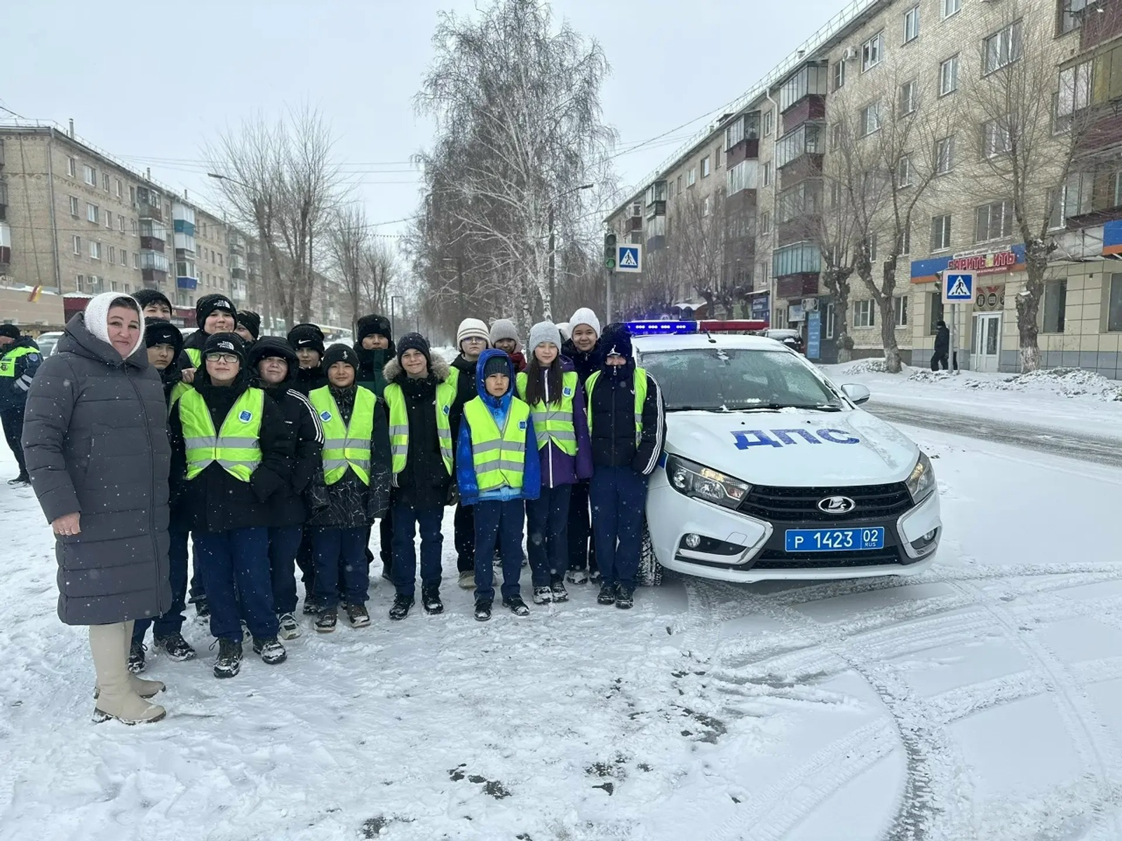 Юные инспекторы Сибая поздравили автоледи с 8 Марта