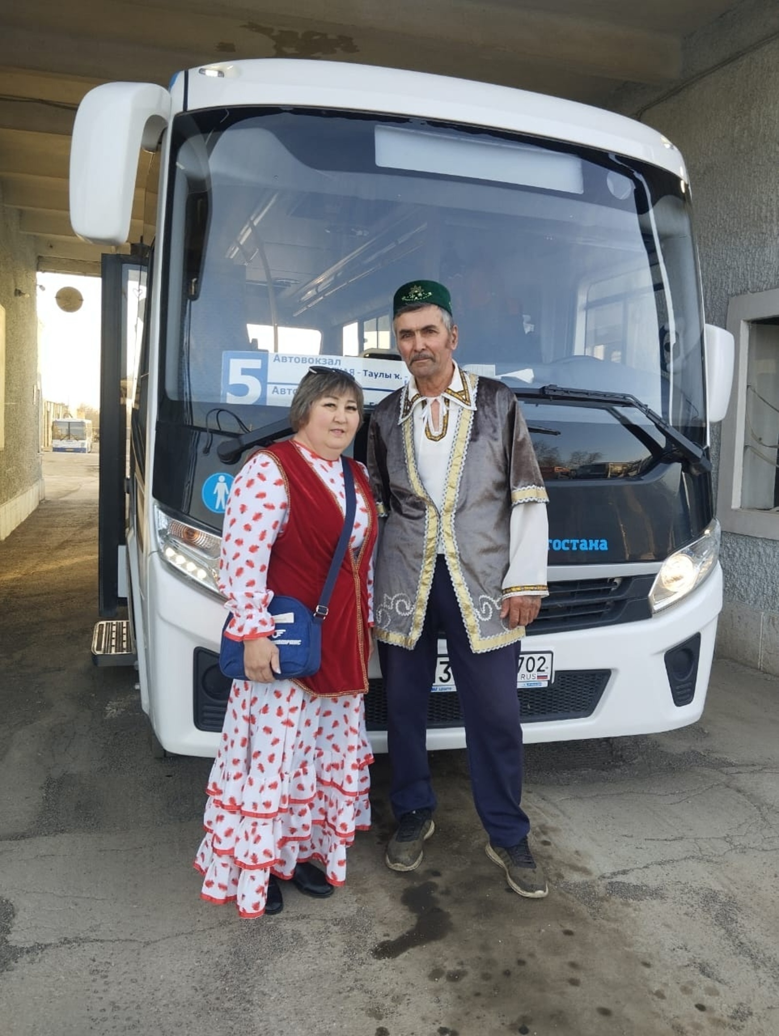 В Сибае водители и кондукторы автобусов надели национальные костюмы