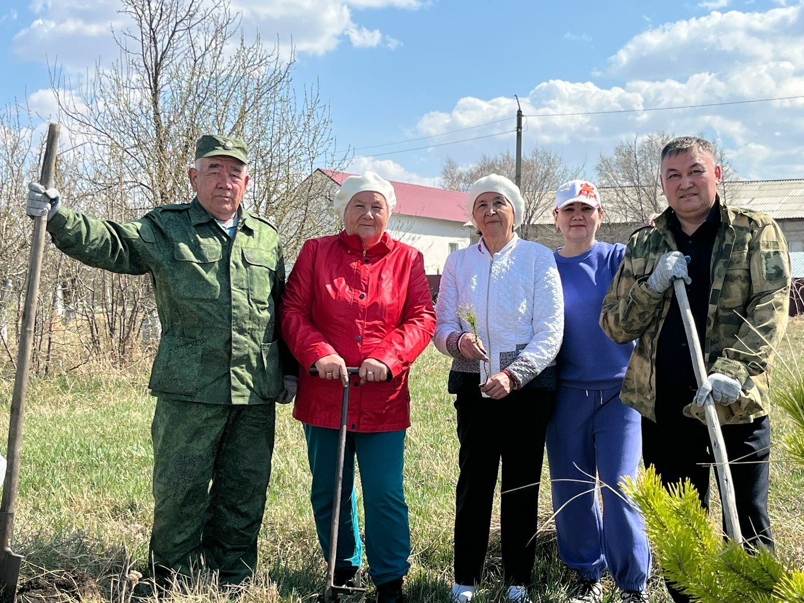 В здравнице Сибая супруги Усмановы посадили 80 сосен в честь 80-летия Победы