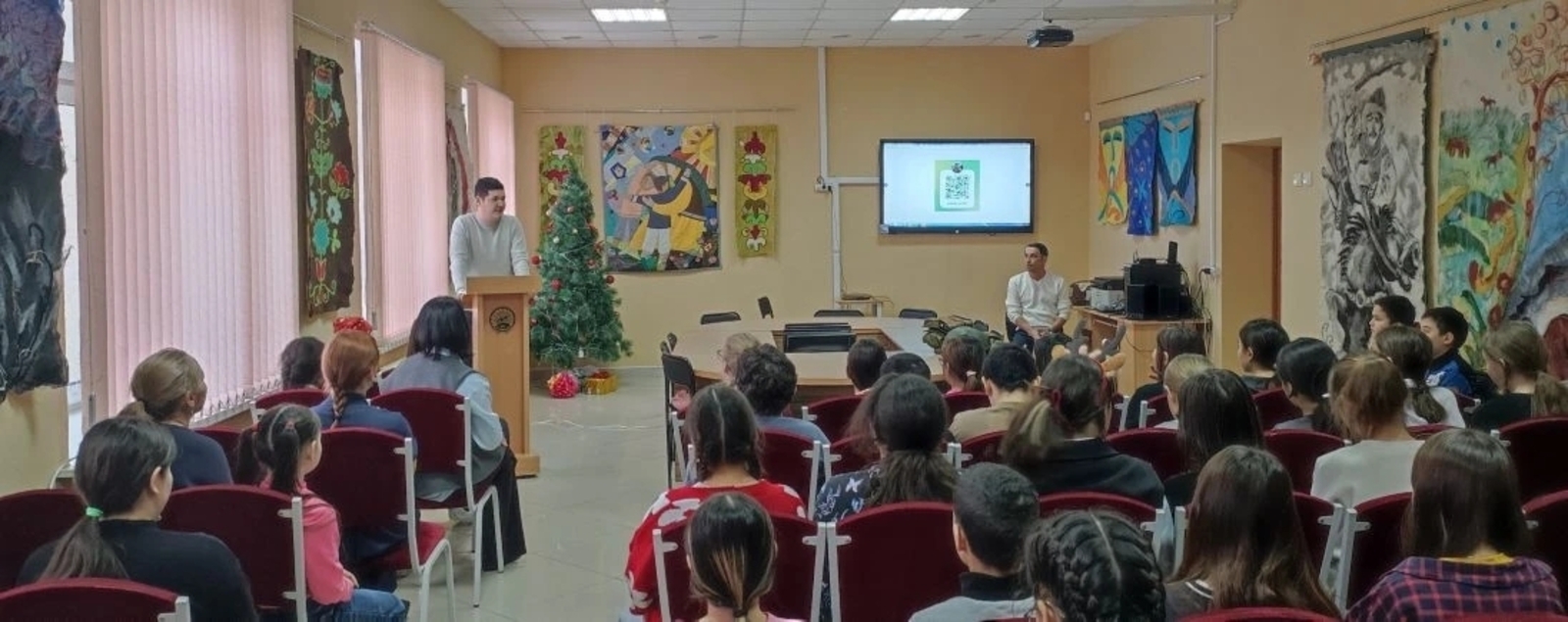 Юные художники встретились с военным журналистом