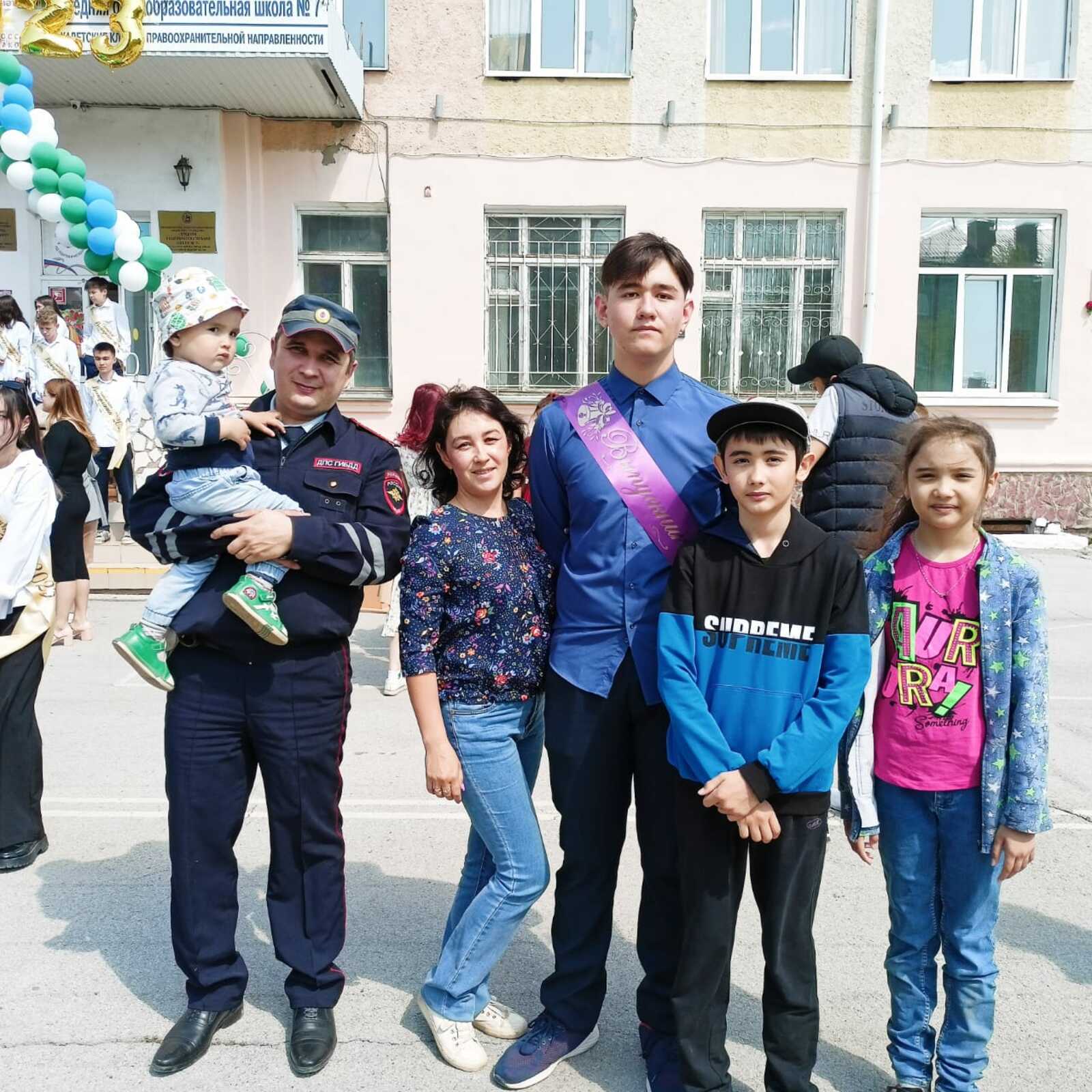 В большой семье всегда есть кого можно обнять