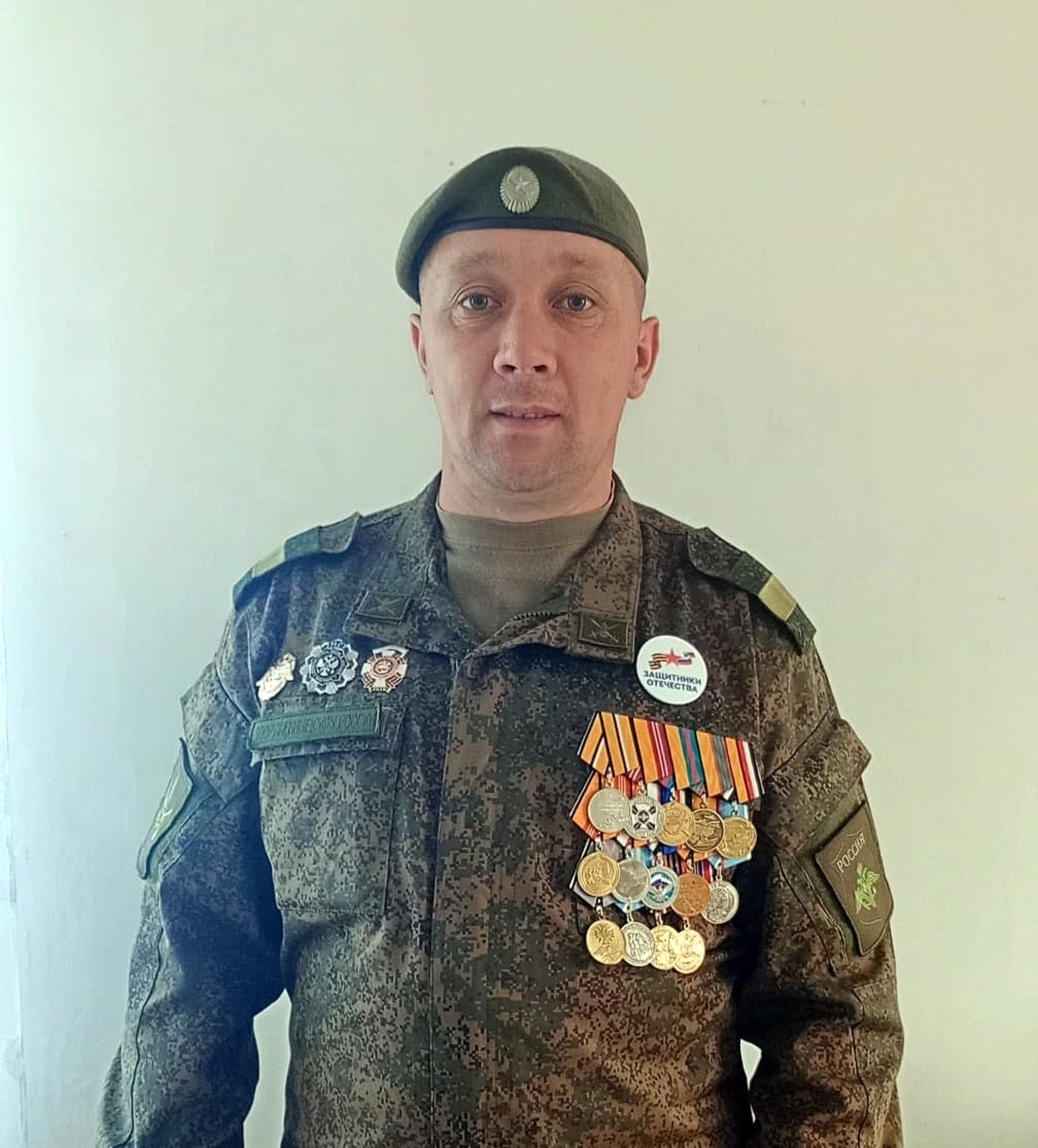 Помогает бойцам найти свое место в мирной жизни