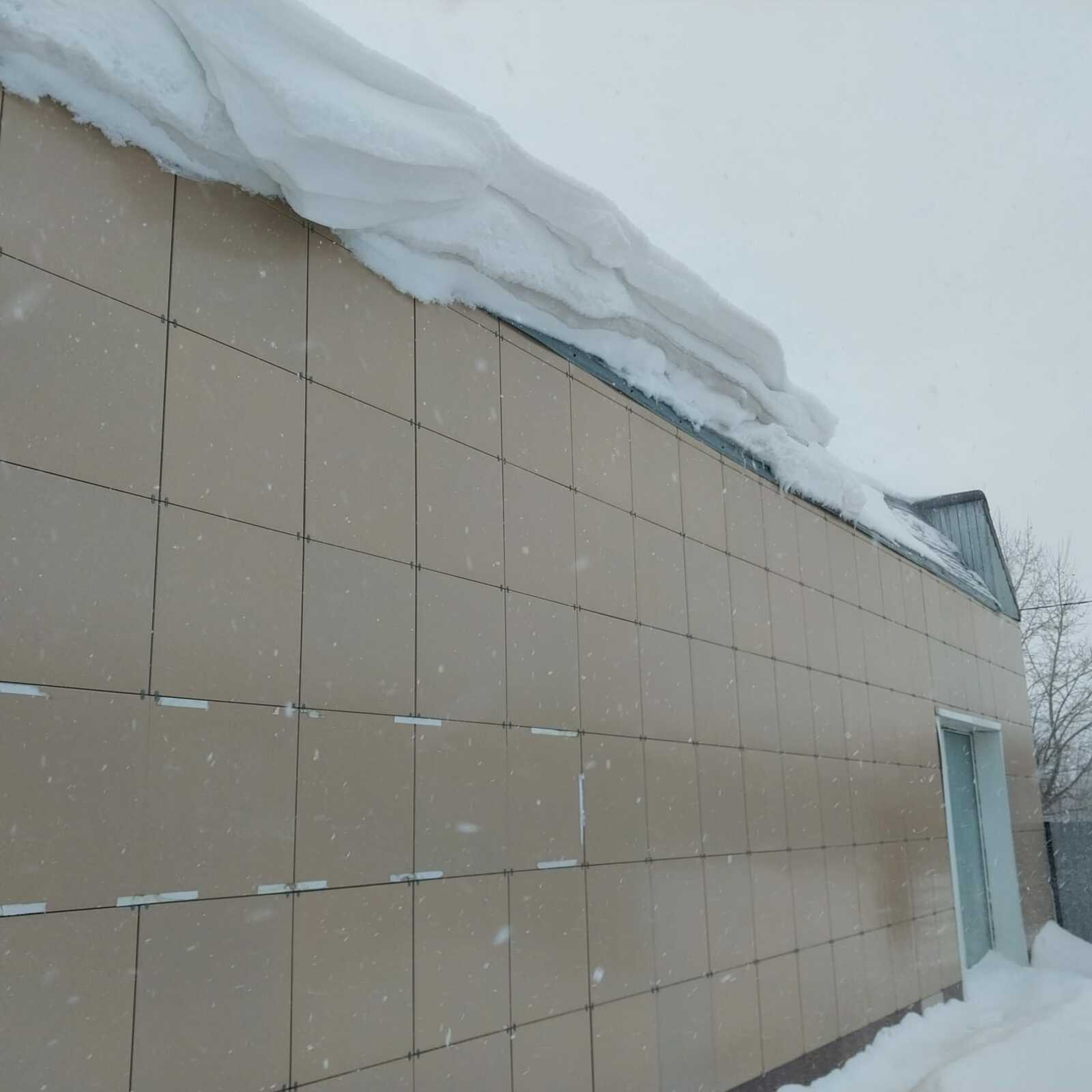 Осторожно: сход снега с крыш