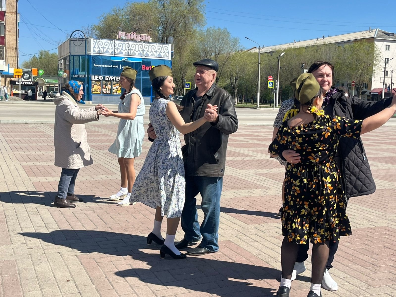 Волонтеры Сибая станцевали вальс с горожанами