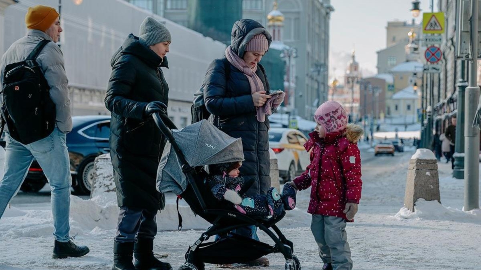 Путин поручил увеличить выплаты и помощь